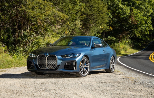 Стильный автомобиль  BMW M440i XDrive Coupe на дороге 