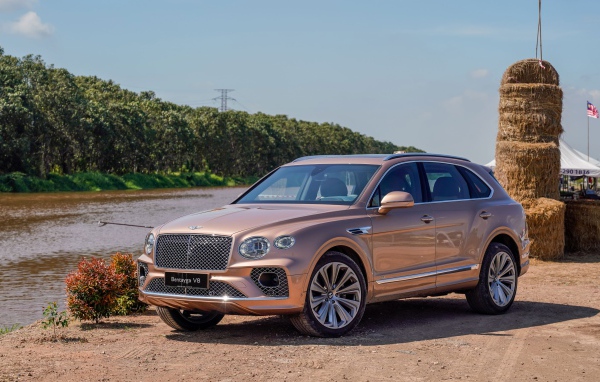 Автомобиль Bentley Bentayga V8 2020 года у реки