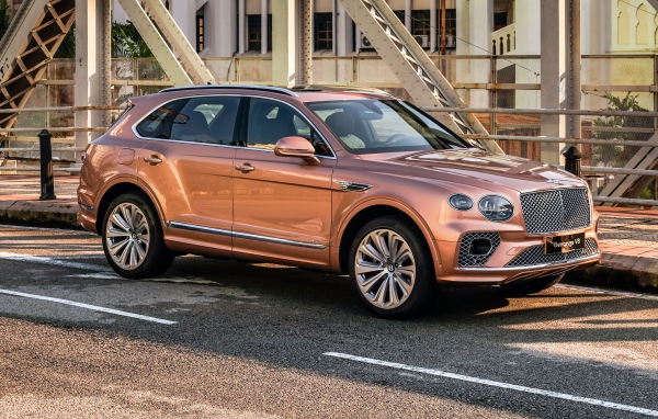 Кроссовер Bentley Bentayga V8 2020 года на мосту 