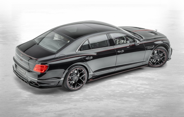 Черный автомобиль Mansory Bentley Flying Spur 2020 года на сером фоне