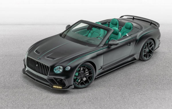 Черный автомобиль Mansory Bentley Continental GT V8 Convertible 2020 года на сером фоне
