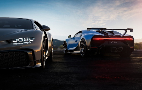Два автомобиля Bugatti Chiron Pur Sport 2020 года 