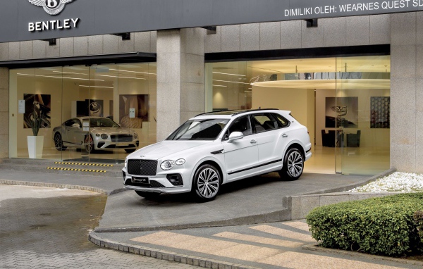 Белый автомобиль Bentley Bentayga V8 First Edition 2020 года выезжает из автосалона 