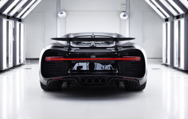 Автомобиль Bugatti Chiron Noire 2020 года вид сзади