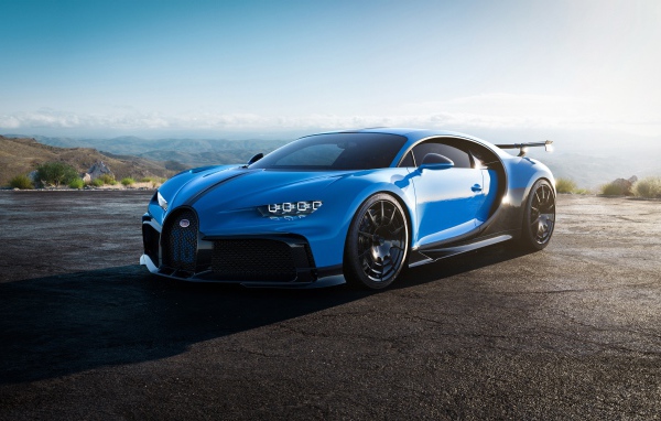 Синий автомобиль Bugatti Chiron Pur Sport 2020 года 