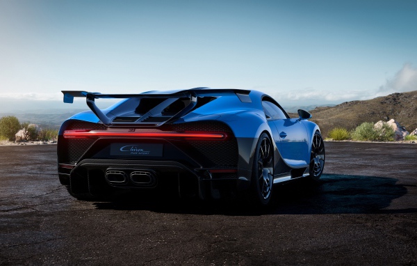 Автомобиль Bugatti Chiron Pur Sport 2020 года вид сзади 