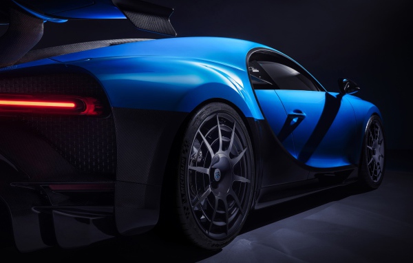 Автомобиль Bugatti Chiron Pur Sport 2020 года вид сзади на черном фоне