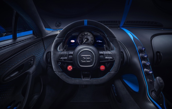 Черный салон автомобиля Bugatti Chiron Pur Sport 2020 года