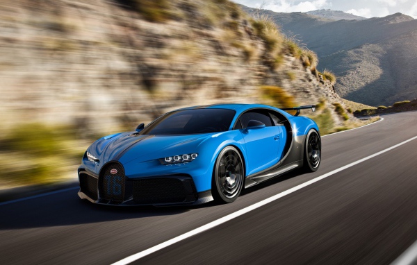 Голубой быстрый автомобиль Bugatti Chiron Pur Sport 2020 года на трассе 