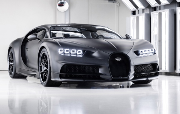 Автомобиль bugatti chiron 2020 года с включенными фарами
