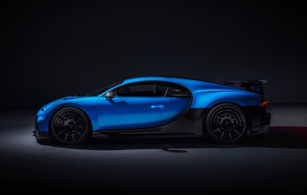 Быстрый автомобиль Bugatti Chiron Pur Sport 2020 года на сером фоне