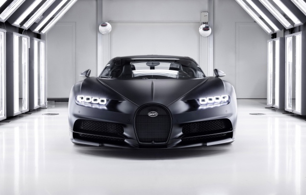 Серебристый автомобиль Bugatti Chiron Noire 2020 года в гараже 