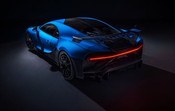 Синий автомобиль Bugatti Chiron Pur Sport 2020 года вид сзади на черном фоне