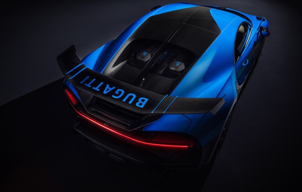 Голубой автомобиль Bugatti Chiron Pur Sport 2020 года вид сверху 