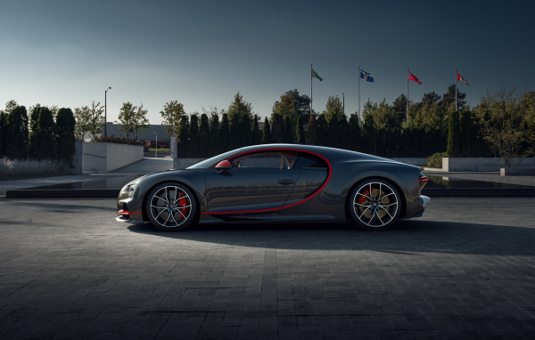 Серый автомобиль Bugatti Chiron CGI в парке