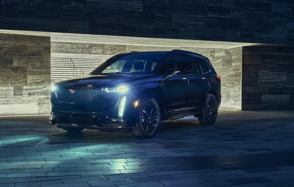 Черный кадилак Cadillac XT6 Midnight Edition 2020 года с включенными фарами 