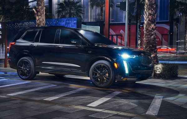 Большой черный Cadillac XT6 Midnight Edition 2020 года на ночной улице 
