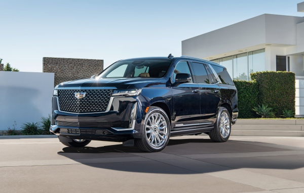 Большой дорогой Cadillac Escalade, 2021 года у дома