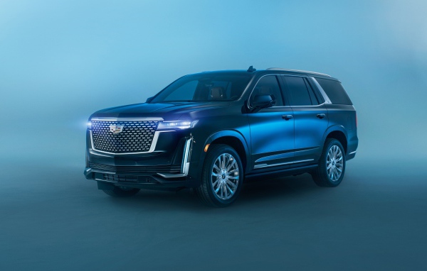 Черный Cadillac Escalade Luxury, 2021 года на сером фоне