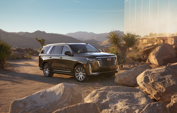 Черный внедорожник  Cadillac Escalade Platinum Luxury, 2021 года у камней