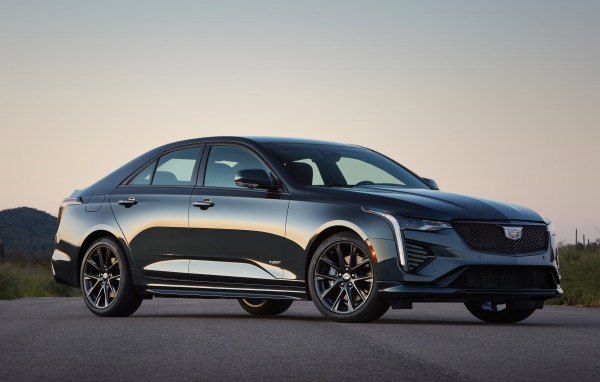 Автомобиль  Cadillac CT4-V, 2020 года на дороге 
