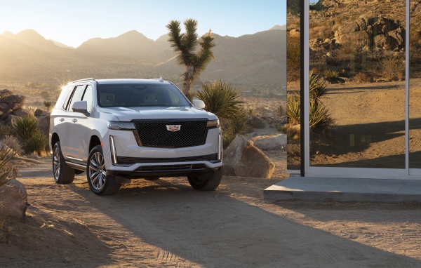 Внедорожник  Cadillac Escalade Platinum Sport, 2021 года у зеркального здания