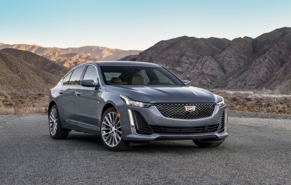 Серебристый автомобиль Cadillac CT5 Premium, 2020 года на фоне гор 