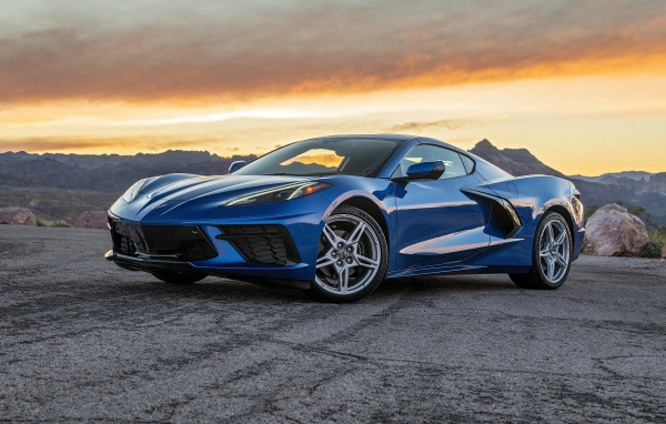 Синий автомобиль  Chevrolet Corvette Stingray, 2020 года на закате