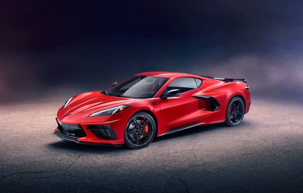 Красный автомобиль Chevrolet Corvette Stingray Z51 Preserial  на сером фоне