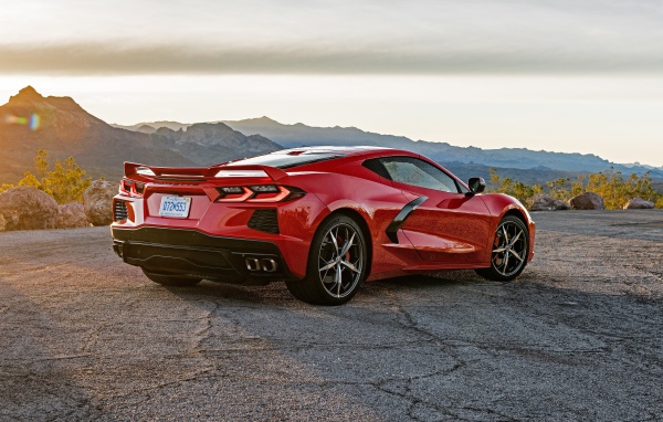 Красный автомобиль  Chevrolet Corvette Stingray Z51, 2020 года в лучах солнца