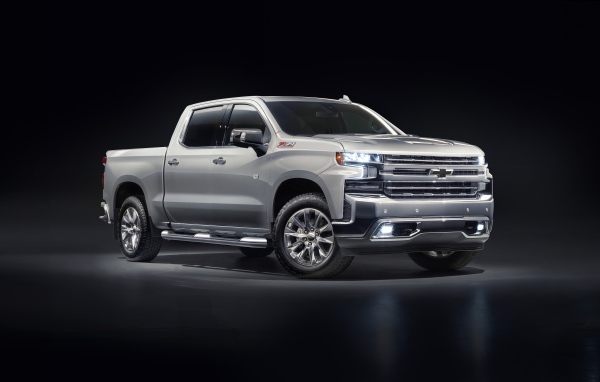 Серебристый автомобиль Chevrolet Silverado 1500 LTZ Z71 Premium Edition 2020 года на черном фоне