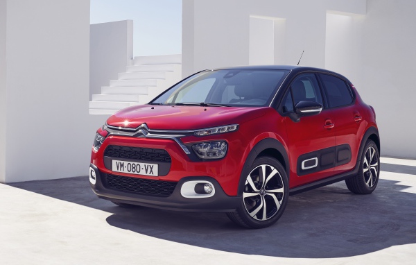 Красный внедорожник Citroen C3, 2020 года в лучах солнца