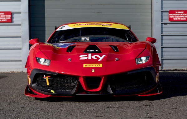 Гоночный автомобиль Ferrari 488 Challenge Evo 2020 года 