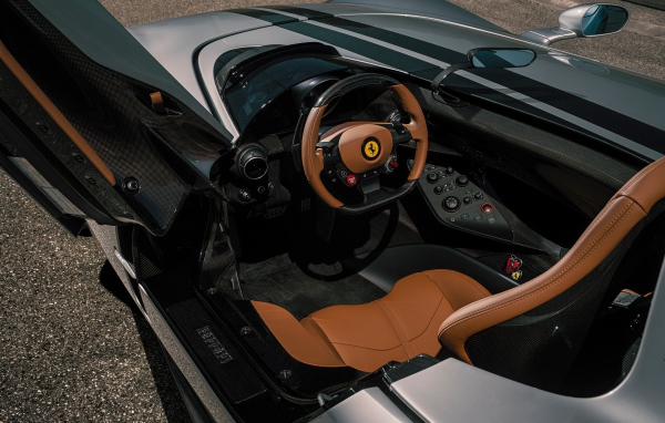 Салон автомобиля Ferrari Monza SP1 2020 года 