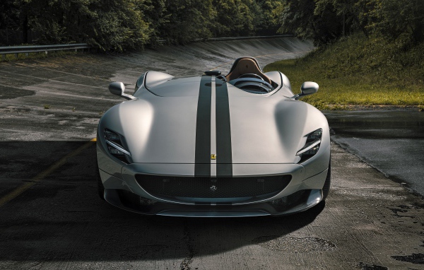 Серебристый кабриолет  Ferrari Monza SP1 2020 года на мокрой трассе 