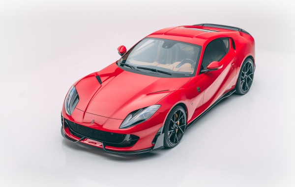 Красный автомобиль Mansory Ferrari 812 Superfast Soft Kit 2020 года