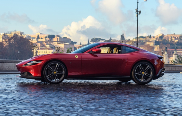 Красный автомобиль Ferrari Roma 2020 года в городе 