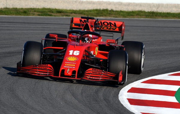 Красный гоночный автомобиль Ferrari SF1000 2020 года на трассе 