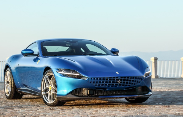 Синий быстрый автомобиль Ferrari Roma 2021 года 