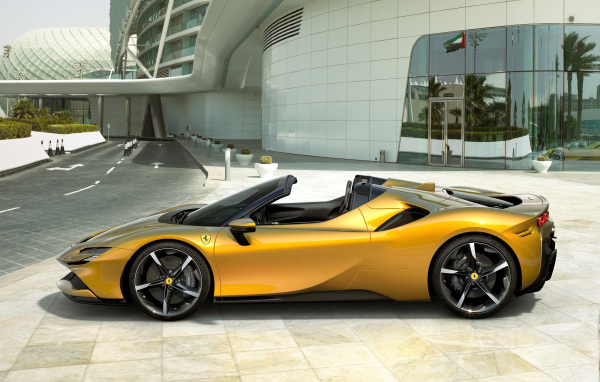 Автомобиль кабриолет Ferrari SF90 Spider 2021 года вид сбоку
