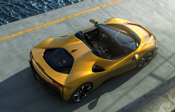 Золотистый автомобиль Ferrari SF90 Spider 2021 года вид сверху