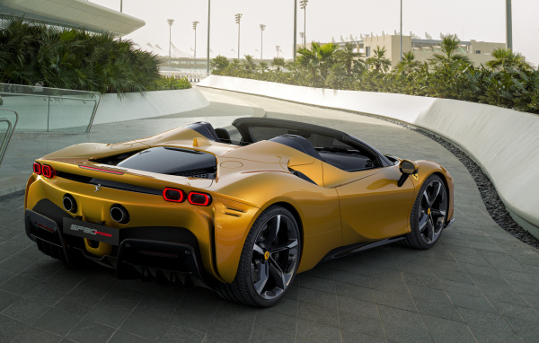 Автомобиль Ferrari SF90 Spider 2021 года цвет золотистый металлик