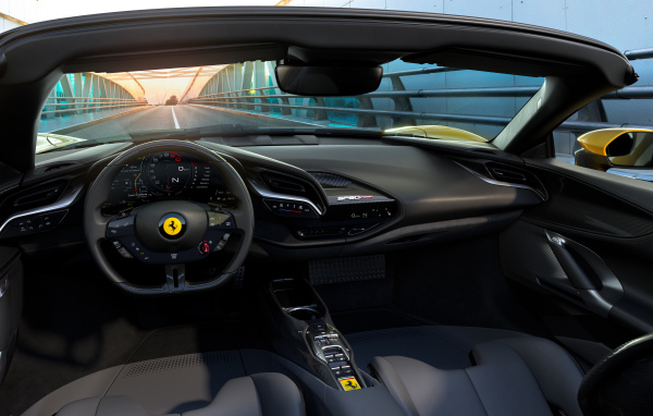 Черный салон автомобиля Ferrari SF90 Spider 2021 года