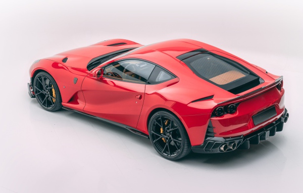 Красный автомобиль Mansory Ferrari 812 Superfast Soft Kit 2020 года на белом фоне
