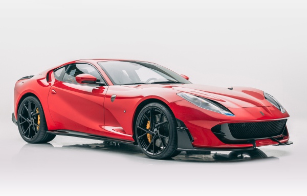Красный быстрый автомобиль Mansory Ferrari 812 Superfast Soft Kit 2020 года на сером фоне