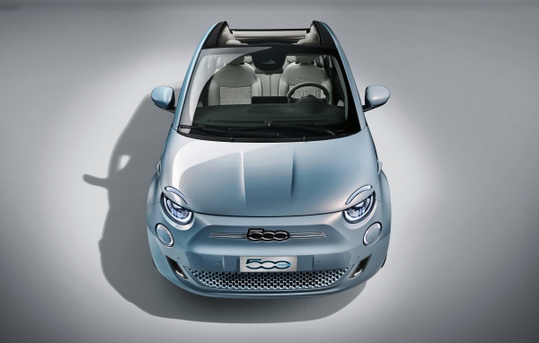 Кабриолет Fiat 500, 2020 года на сером фоне 