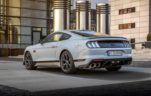 Белый автомобиль Ford Mustang Mach 1 2021 года вид сзади