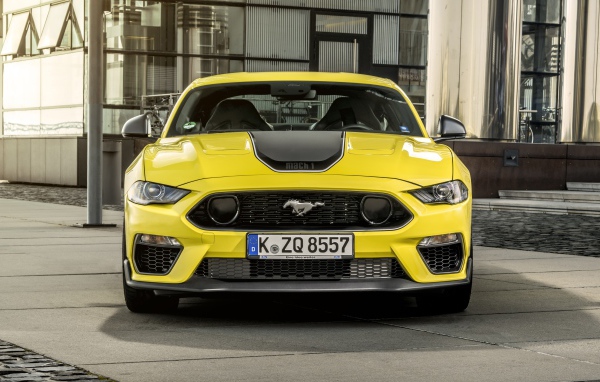 Желтый автомобиль Ford Mustang Mach 1 2021 года 
