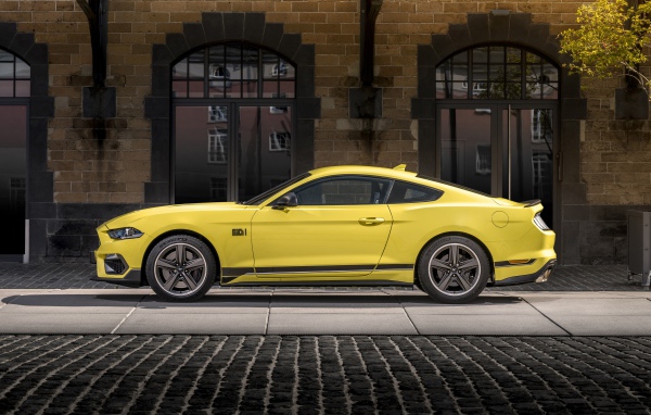 Желтый автомобиль Ford Mustang Mach 1 2021 года вид сбоку 