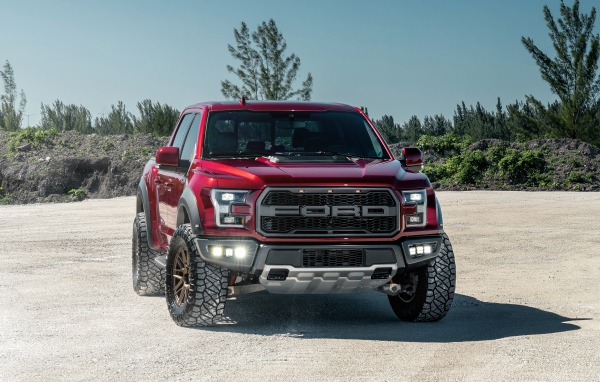 Красный внедорожник Ford F-150 Raptor на песке